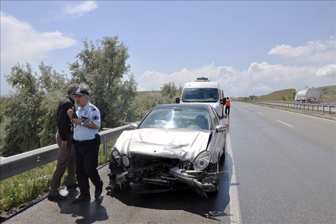 Trafik kazası: 3´ü polis memuru 4 kişi yaralandı