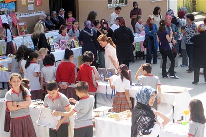 Okul bahçesinde el emeği göz nuru sergisi