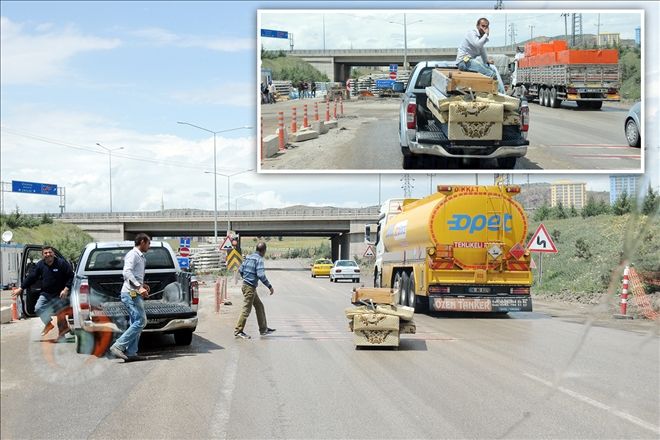 Kamyonetten düşen kanepe trafiği alt üst etti