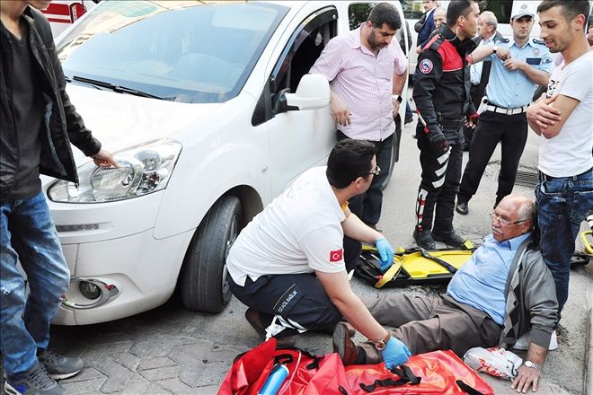 Kaldırımda yürürken otomobilin altında kaldı