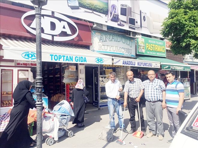 Esnaflar kapılarının önünü kendileri temizliyor