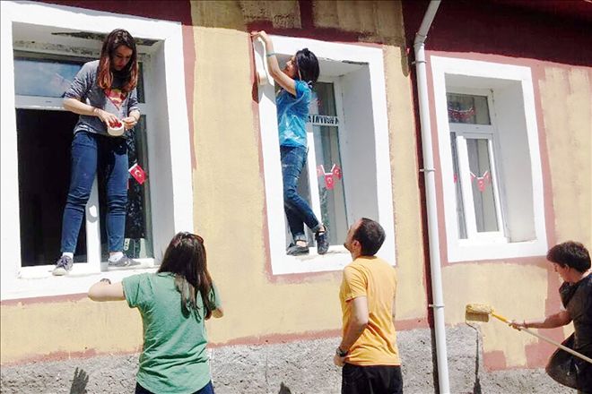 Şehirden çıkıp köy okulunu tamir ettiler