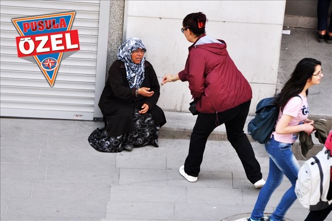 Anneler gününü dilenerek geçirdi