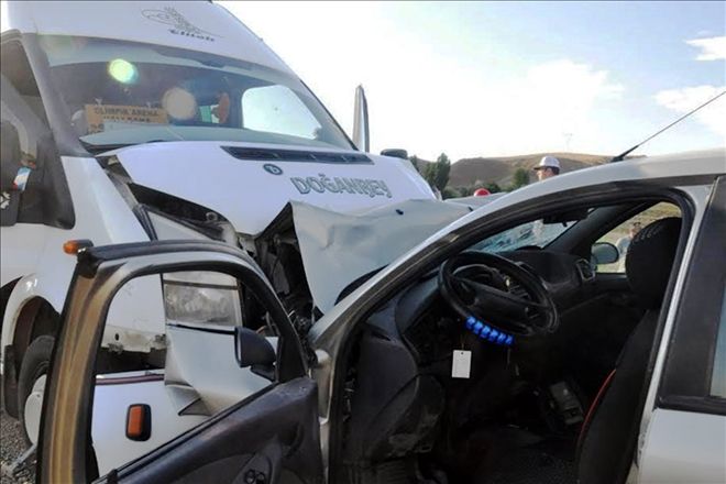 Yine servis kazası: 3´ü ağır 20 yaralı