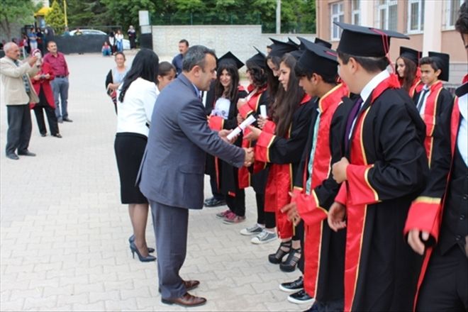 Cumhuriyet Ortaokulunda mezuniyet coşkusu vardı