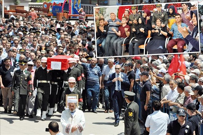 Sen bayrağı çok seviyordun, bayrak ne güzel yakışmış oğlum