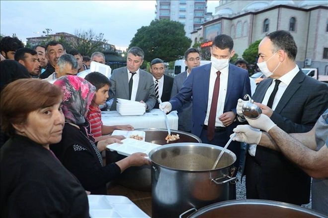 Vali Haktankaçmaz ile Başkan yemek dağıttı