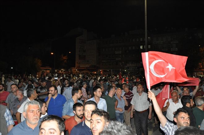Cumhuriyet Meydanındaki demokrasi nöbeti sürüyor