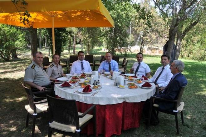 Komutana veda yemeği