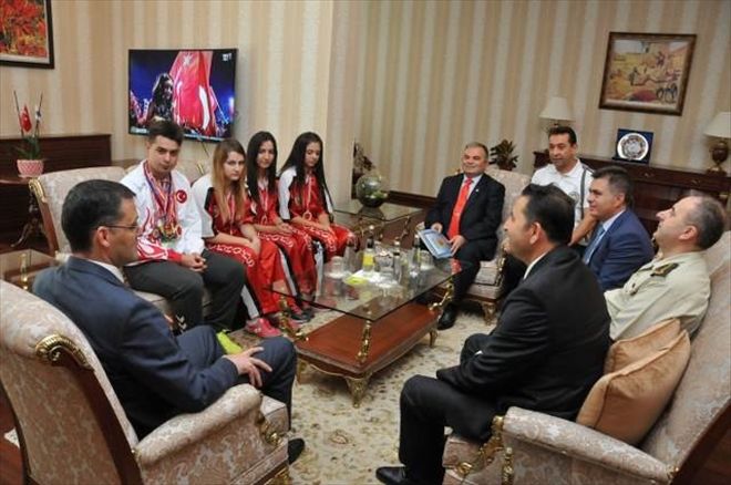 Vali´den başarılı sporculara hediye