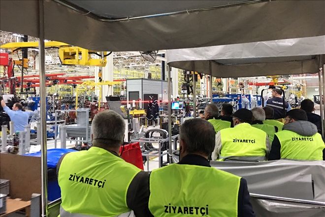 Çiftçiler New Holland fabrikasını gezdi