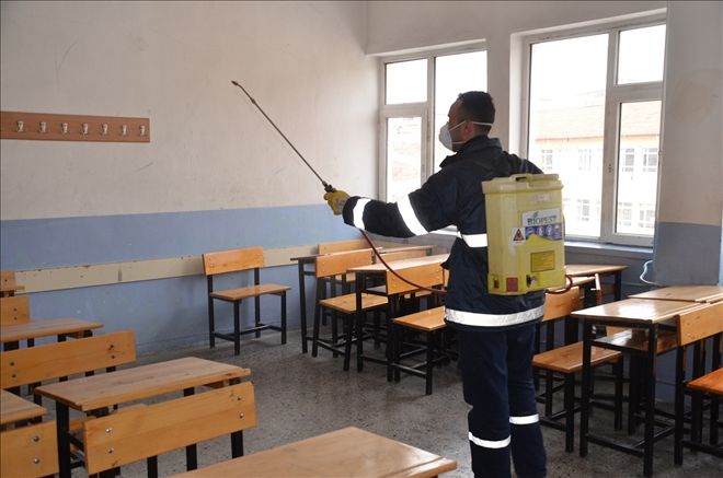 Belediye, okulları dezenfekte ediyor