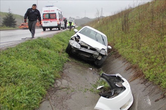 Otomobil su kanalına düştü, 3 kişi yaralandı
