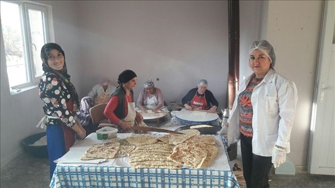 Ekmeklerini ekmek  Yaparak çıkarıyorlar 