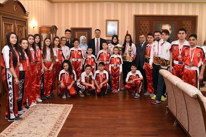 Vali Haktankaçmaz kupa krallarını tebrik etti