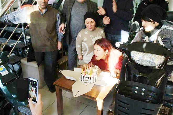 Mutluluğunu tüm arkadaşlarıyla paylaştı