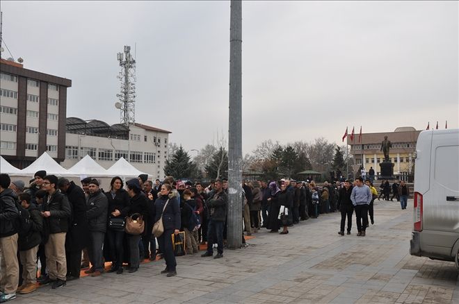 Ekmek arası hamsi için dakikalarca beklediler