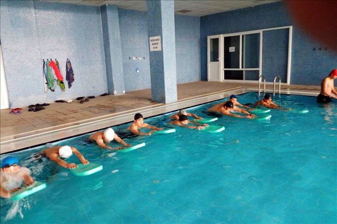 Öğrenciler yüzme öğrenecek