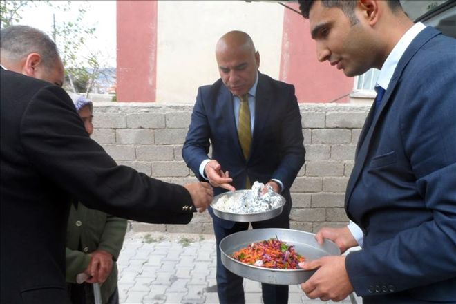 Devlet yaşlısının ayağına yemek götürdü