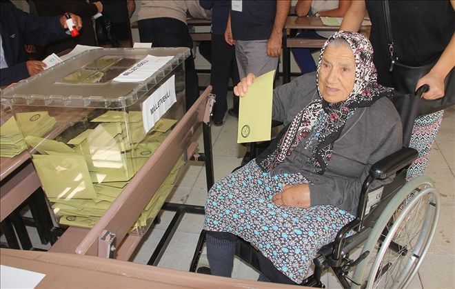Hasta ve yaşlılar oy kullandı