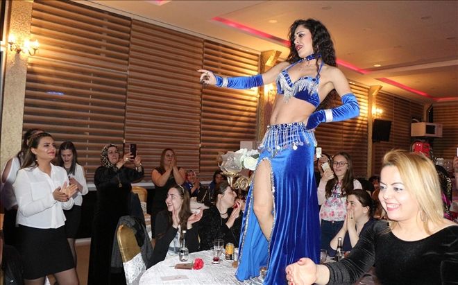 Kadınlar dansöz oynattı
