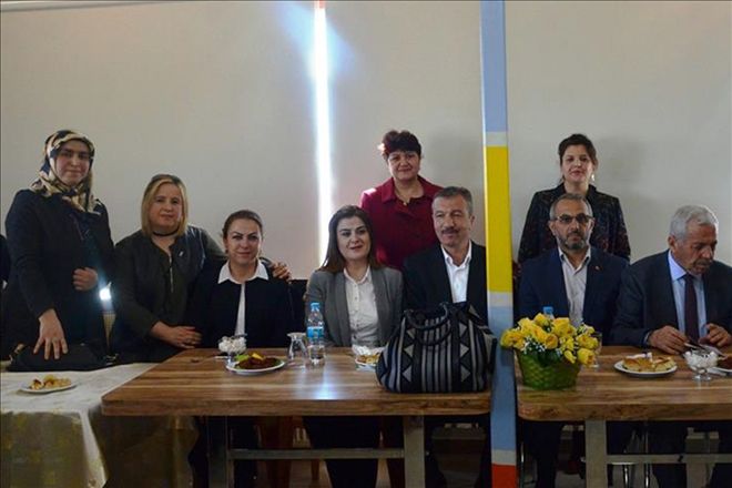 Kadın her zaman başımızın tacıdır