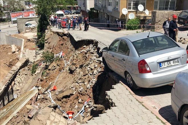 İstinat duvarı çöktü, mahalleli ayağa kalktı