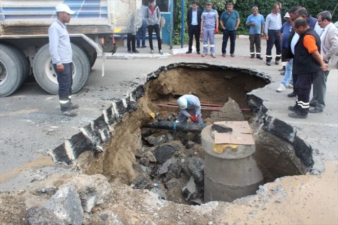 Asfalt çöktü trafik durdu