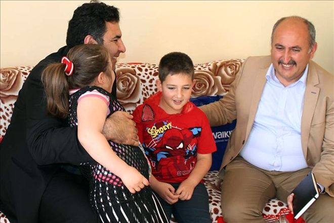 Kaymakam, aileleri ziyaret ediyor