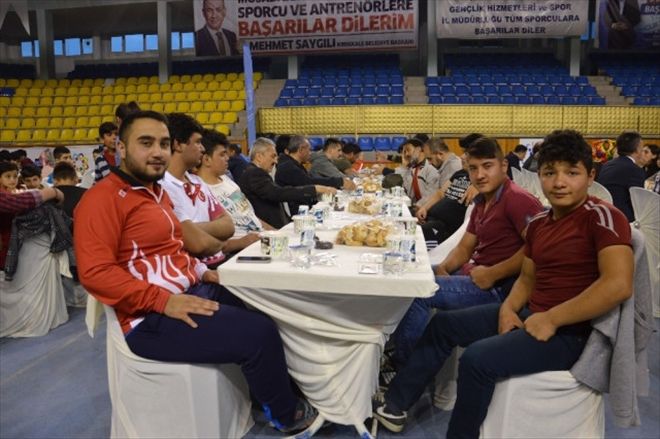 Sporcuların iftarı spor salonunda olur