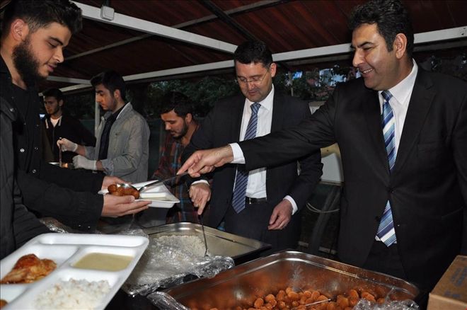 Vali iftarını öğrencilerle açtı