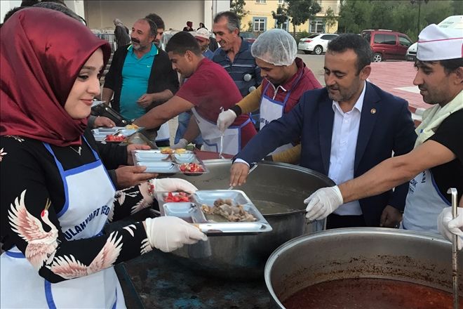 İftarda yemekleri kendi elleriyle dağıtıyor