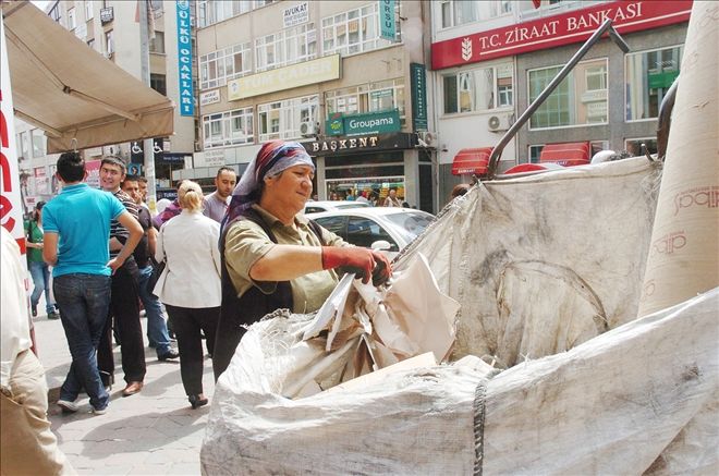 Evinin geçimini kâğıttan sağlıyor