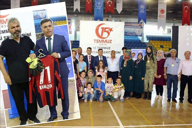 Şehit Akçadağ´ın forması Ünlü´ye hediye edildi