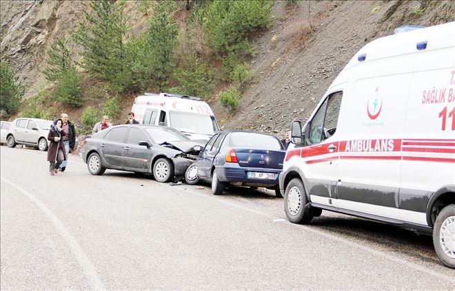 İki otomobil çarpıştı, 5 kişi yaralandı