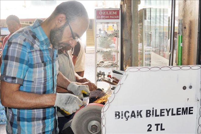 Bıçaklar kurban için bileniyor