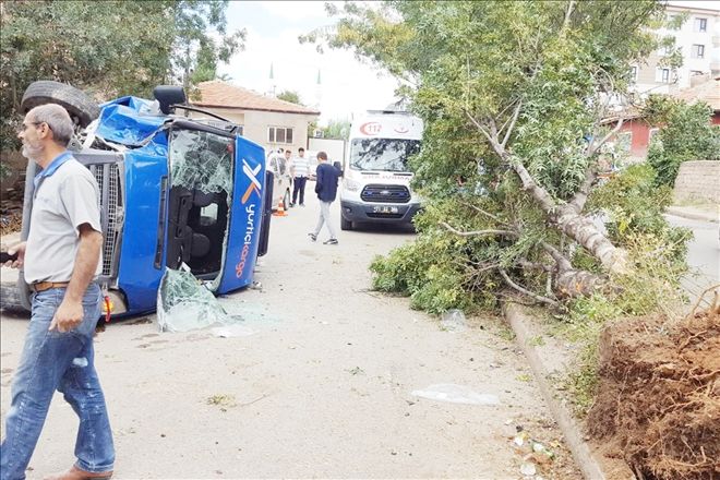 Kamyon kontrolden çıktı  Ortalık ana baba günü oldu