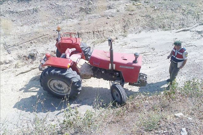 17 yaşındaki genç  Traktör altında kaldı