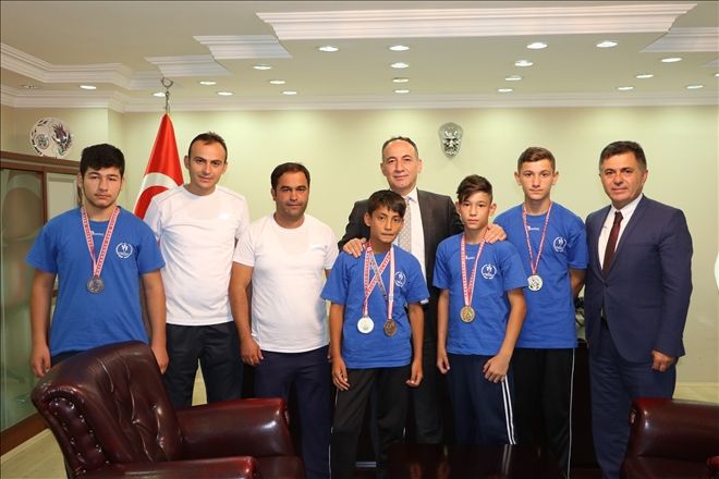 Sizinle ne kadar övünsek azdır