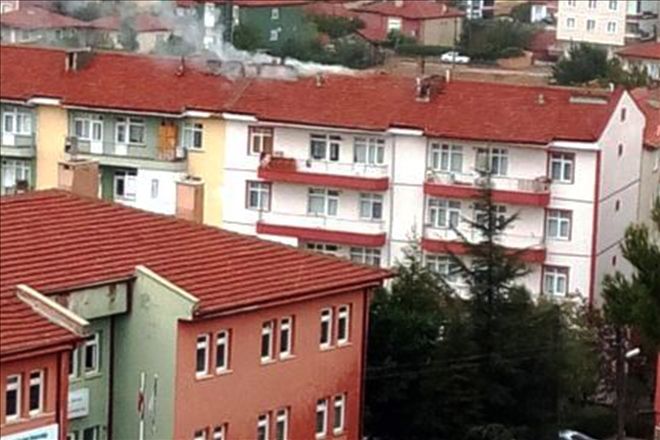 Evin çatısına yıldırım düştü