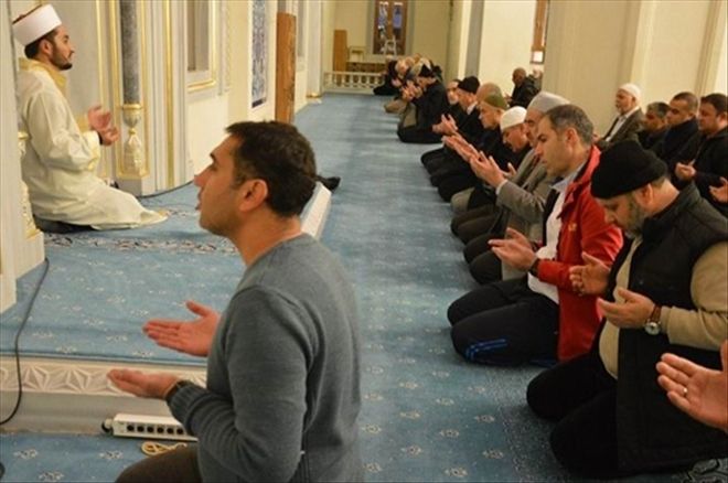 Mehmetçiklerimiz için eller semaya açılıyor