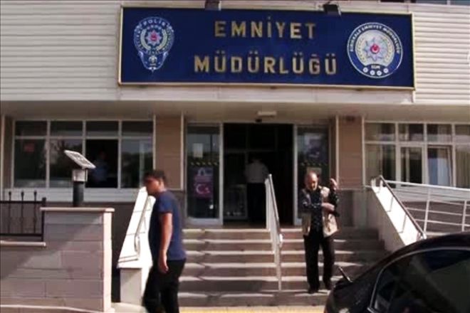 Kafası bozulan bıçağa sarılıyor