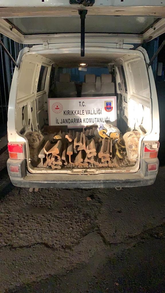 HIRSIZLAR SUÇÜSTÜ YAKALANDI 