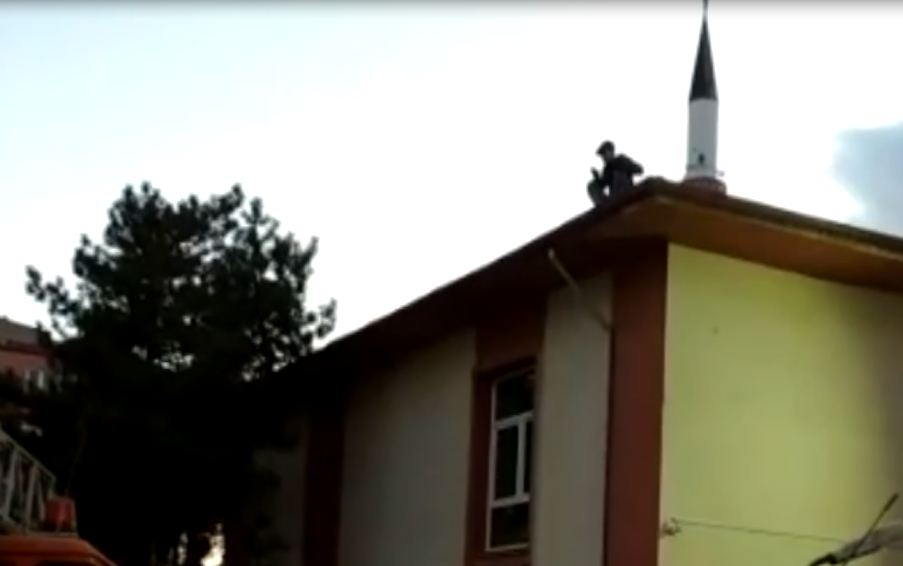 OKUL ÇATISINDA MAHSUR KALAN ÇOCUĞU İTFAİYE KURTARDI 