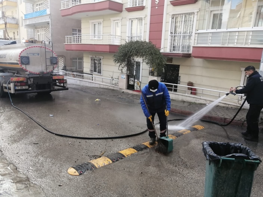 KIRIKKALE BELEDİYESİ, VİRÜSE KARŞI DEZENFEKTE DEVAM EDİYOR 