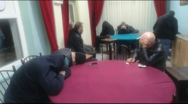 DERNEK BİNASINDA KUMAR OYNADILAR 