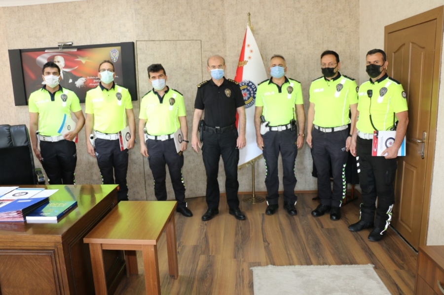 BAŞARILI TRAFİK POLİSLERİ ÖDÜLLENDİRİLDİ  