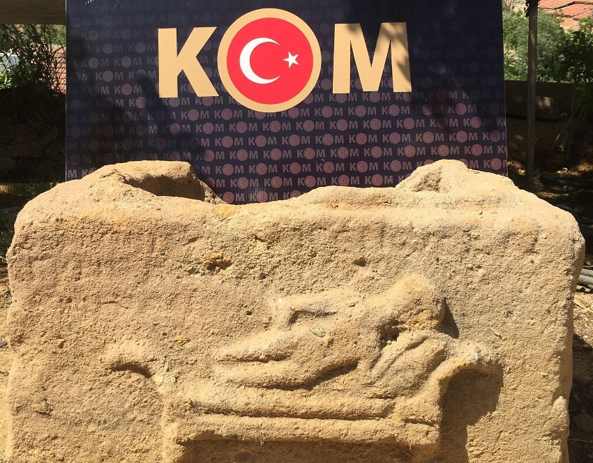 EVİN BAHÇESİNDE LAHİT MEZARI BULUNDU 
