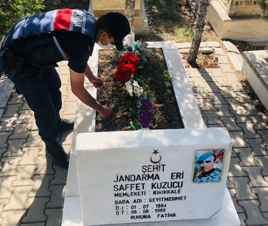 JANDARMA ŞEHİT MEZARLARININ BAKIMINI YAPTI