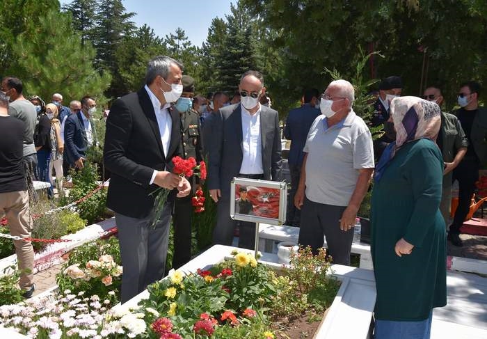 Şehitlikte hüzünlü bayram  